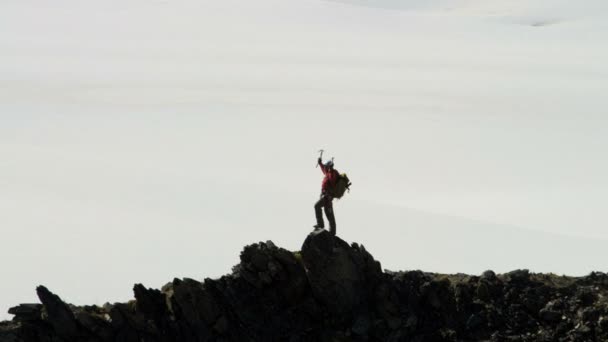 Mountain klättrare njuter framgång på hög topp — Stockvideo