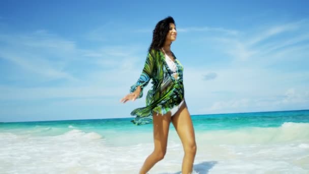 Девушка, раскрывающая себя, оставаясь одна на пляже — стоковое видео