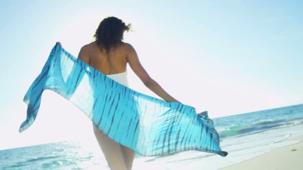 Menina com sarong desfrutar de férias na praia — Vídeo de Stock