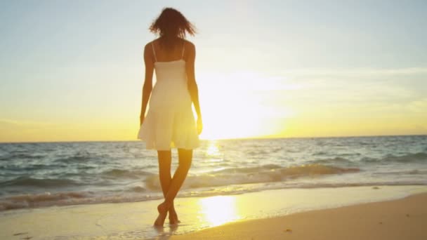 女孩在日落时分在海洋浅滩戏水 — 图库视频影像