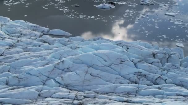 Moraine bedekte ijsstromen van knik Glacier — Stockvideo