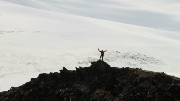Scalatore di montagna godendo di successo in alta vetta — Video Stock
