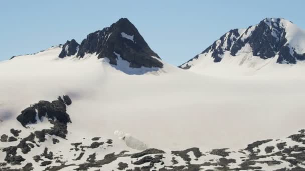 Picos de montaña y crestas en Alaska — Vídeo de stock