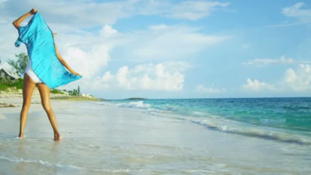 Menina com sarong desfrutar de férias na praia — Vídeo de Stock
