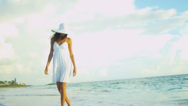 Gülen kız okyanus sığlık içinde sıçramasına — Stok video