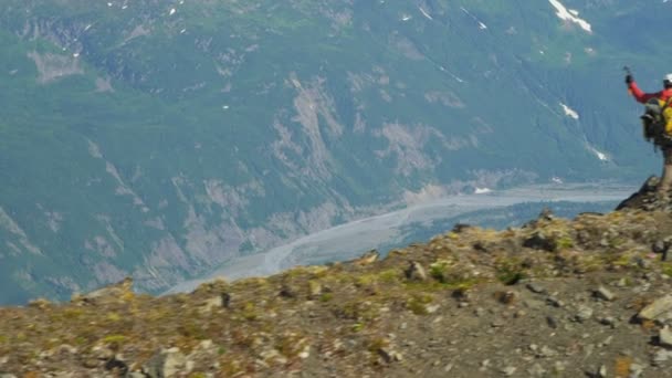 Alpinista desfrutando de sucesso no pico alto — Vídeo de Stock