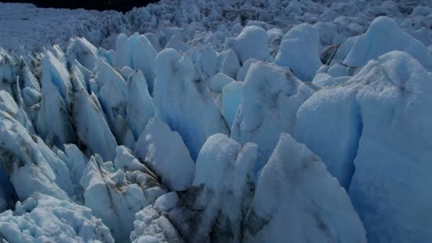 Glaciären bildar sprickor och andra särskiljande — Stockvideo