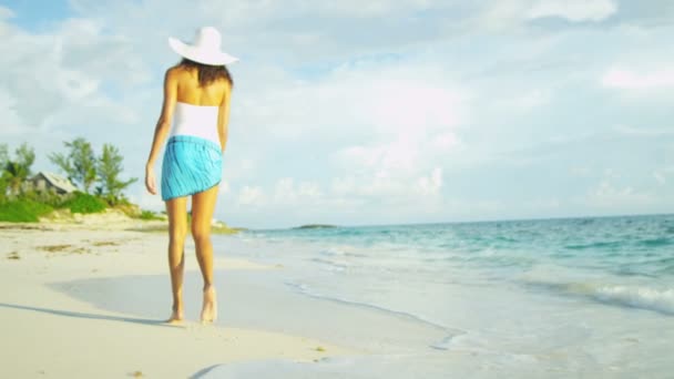 Hermosa chica caminando en la playa — Vídeo de stock