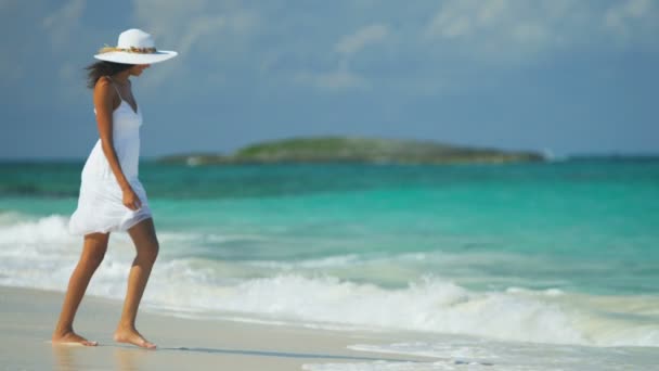 Laughing girl splashing in ocean shallows — Stock Video