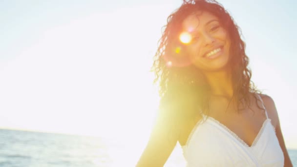 Chica disfrutando de la playa en la isla de lujo al atardecer — Vídeos de Stock