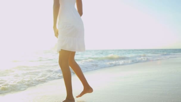 女孩在日落时分在海洋浅滩戏水 — 图库视频影像