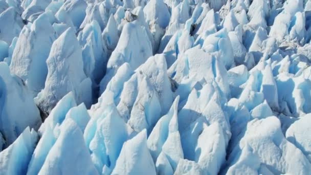 Ледники образуют расщелины и другие отличительные черты — стоковое видео