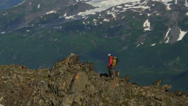 Mountain Peak klimmer wandelen in het Chugach-gebergte — Stockvideo