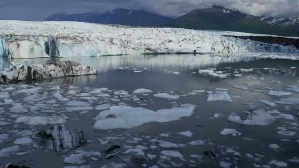 Flussi di ghiaccio ricoperti di morena dal ghiacciaio Knik — Video Stock