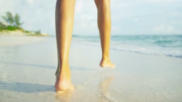 Genç kız okyanus sığlık tarafından yürüyüş — Stok video