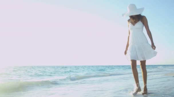 Laughing girl splashing in ocean shallows — Stock Video