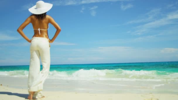 Meisje in witte broeken genieten van strandvakantie — Stockvideo