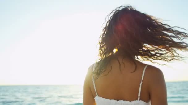 Κορίτσι απολαμβάνοντας την παραλία πολυτελείας του νησιού στο ηλιοβασίλεμα — Αρχείο Βίντεο