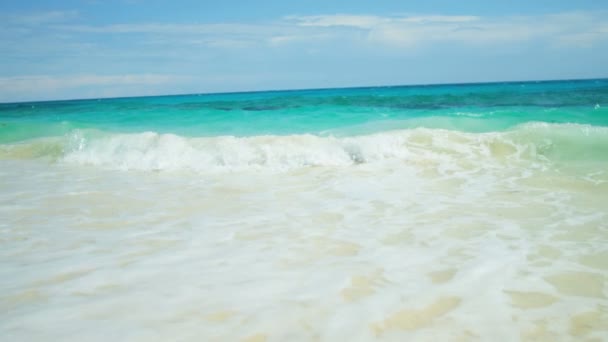 Chica con máscara de snorkel y aletas en la playa de arena — Vídeos de Stock