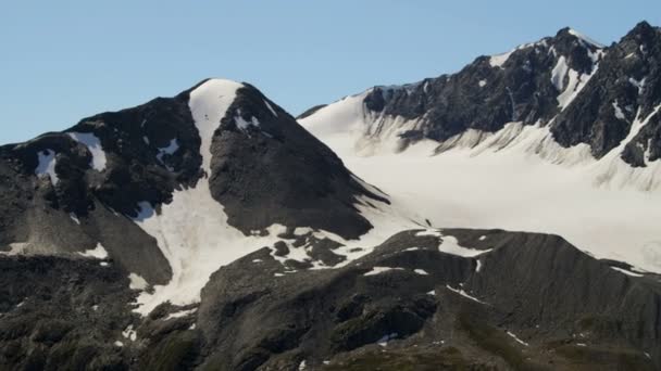 Picos de montaña y crestas en Alaska — Vídeo de stock