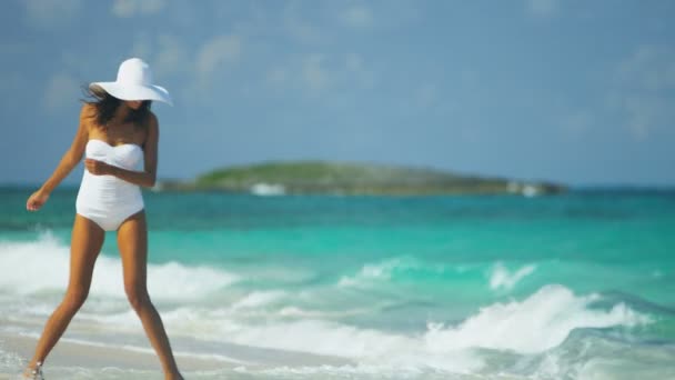 Bella ragazza a piedi sulla spiaggia — Video Stock