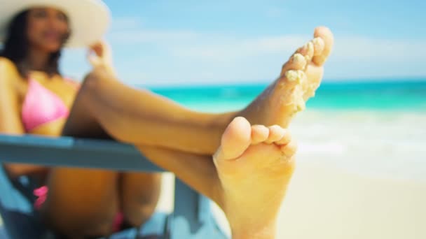 Chica tomando el sol en silla de madera en la playa tropical — Vídeos de Stock