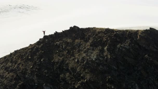 Escalador de montaña disfrutando del éxito en pico alto — Vídeo de stock