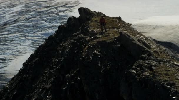 Escalador pico de montaña caminando en las montañas de Chugach — Vídeo de stock