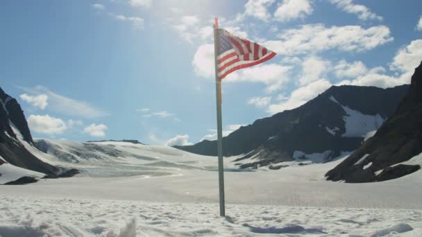 Bandeira americana na neve coberto deserto remoto — Vídeo de Stock