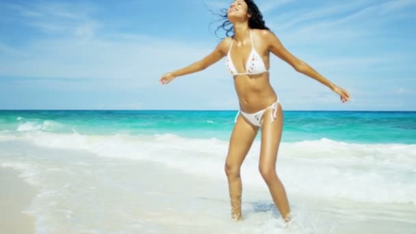 Okyanus sığlık içinde Bikini sıçramasına giyen kız — Stok video