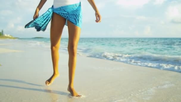 Ragazza che cammina a piedi nudi attraverso le secche dell'oceano — Video Stock