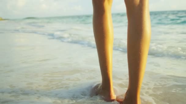 Młoda dziewczyna, chodzenie przez mielizny ocean — Wideo stockowe