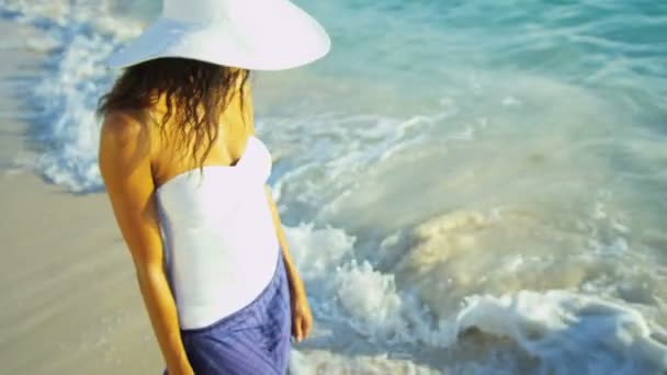 Дівчина в купальнику одягається один біля океану — стокове відео