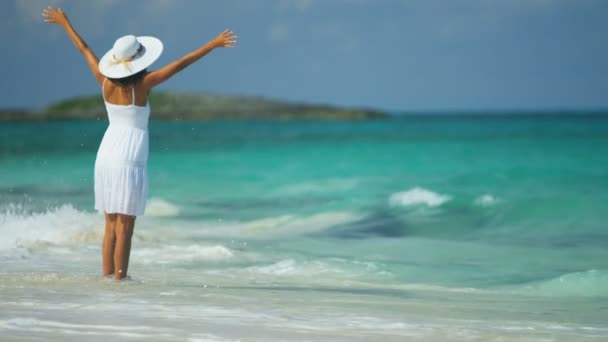 Laughing girl splashing in ocean shallows — Stock Video