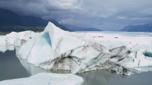 Flussi di ghiaccio ricoperti di morena dal ghiacciaio Knik — Video Stock