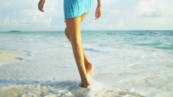 Chica caminando descalzo a través del océano poco profundo — Vídeo de stock
