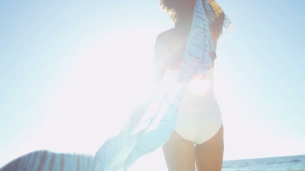 Chica con sarong disfrutando de vacaciones en la playa — Vídeo de stock