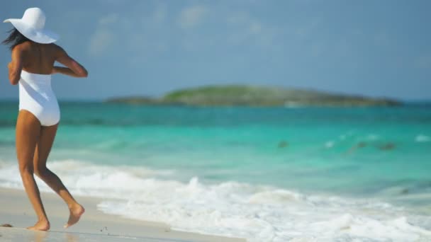 Mooi meisje lopen op strand — Stockvideo