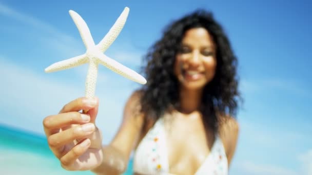 Chica en bikini blanco sosteniendo estrella de mar — Vídeo de stock