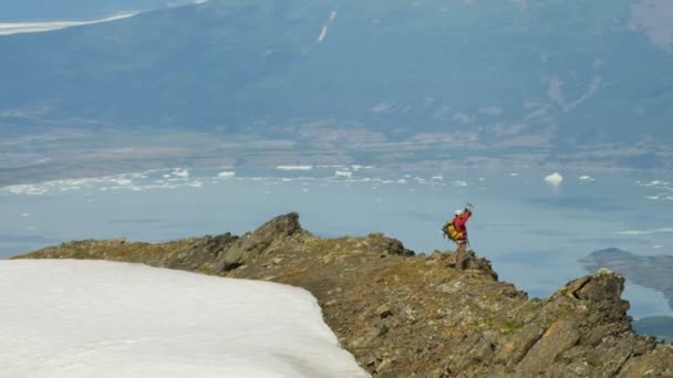 Scalatore di montagna godendo di successo in alta vetta — Video Stock