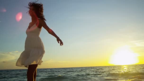 Ragazza schizzi in oceano bassi al tramonto — Video Stock