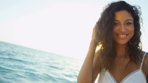 Dziewczyna cieszy beach na wyspie luksusowych o zachodzie słońca — Wideo stockowe