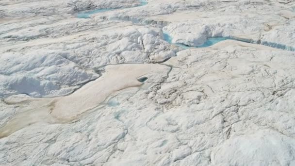 Isblå vattenskärning över frysta glaciär — Stockvideo