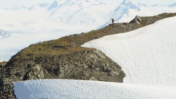 Альпинист, наслаждающийся успехом на высокой вершине — стоковое видео