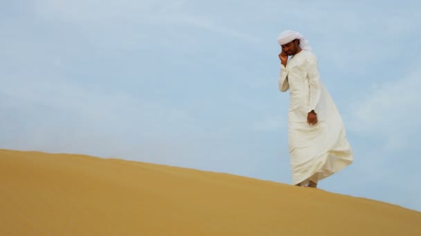 Male in desertusing smart phone — Stock Video