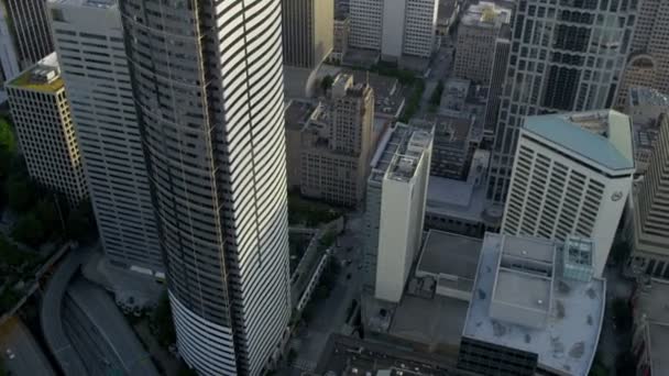 Rascacielos de la ciudad al atardecer Seattle — Vídeos de Stock