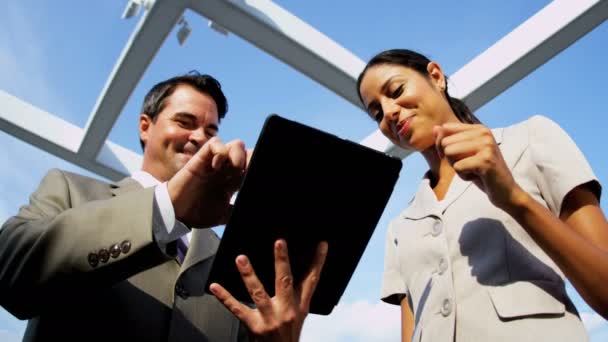 Gestionnaires financiers travaillant sur écran tactile — Video