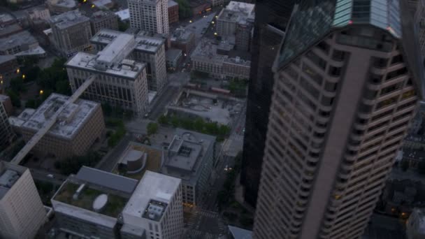 Widok z lotu ptaka na wieżowce miasta Seattle — Wideo stockowe