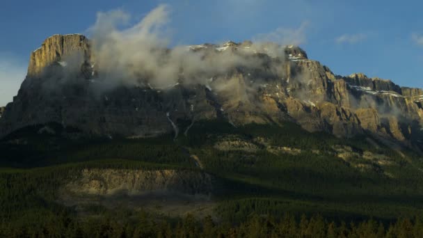 Nuages dégageant de hauts sommets — Video