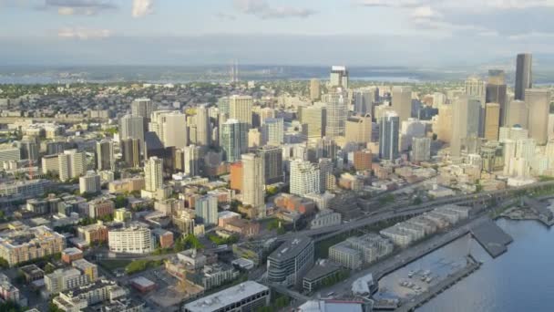 Waterfront i Seattle City vid solnedgången — Stockvideo